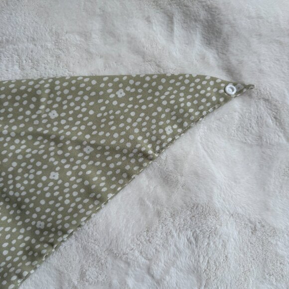 NWT Loic by Design Ditsy Daisy Floral Dog Bandana, Taupe + White, Size Medium - Picture 9 of 13